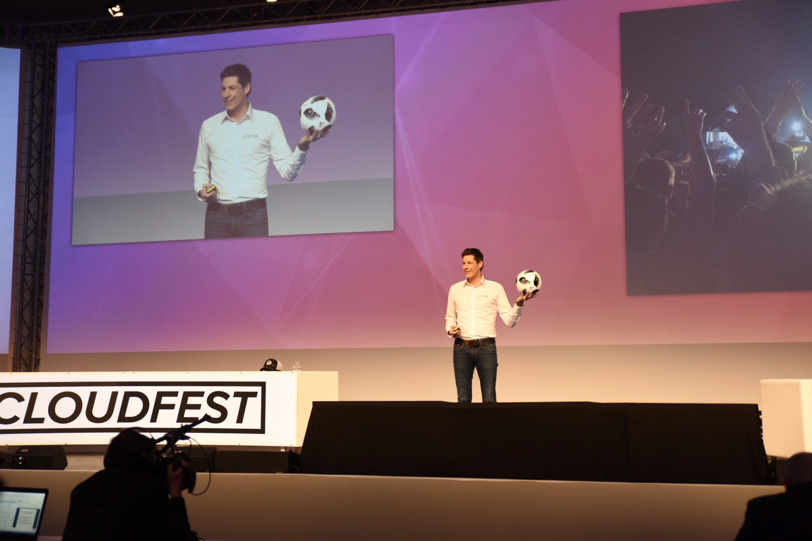 Jan Loeffler holding a football at his Cloudfest 2018 talk - Secret tactics of how to win the Hosting Champions League