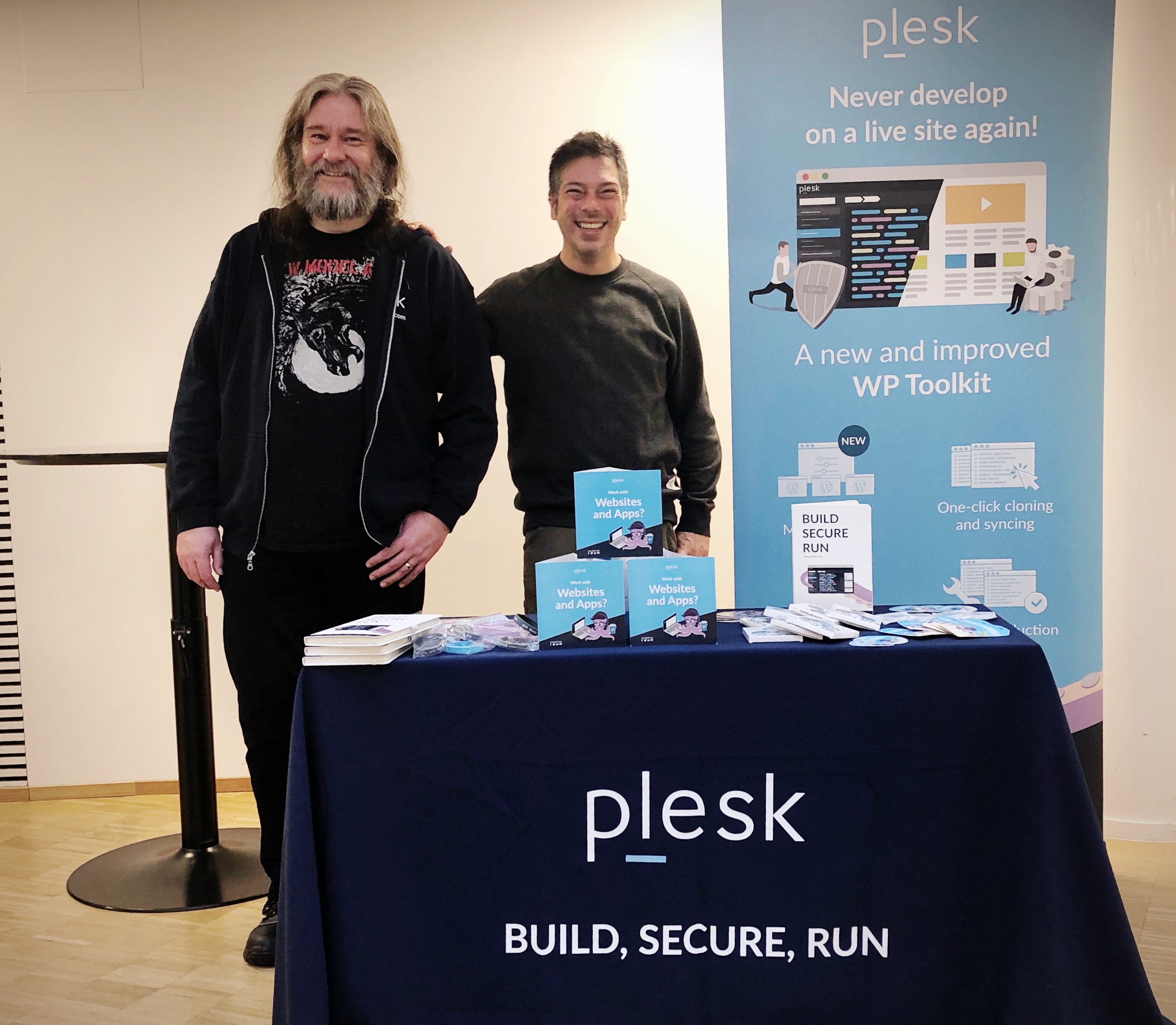 Plesk at WordCamp Nordic - booth - support engineers, Francisco and Robert